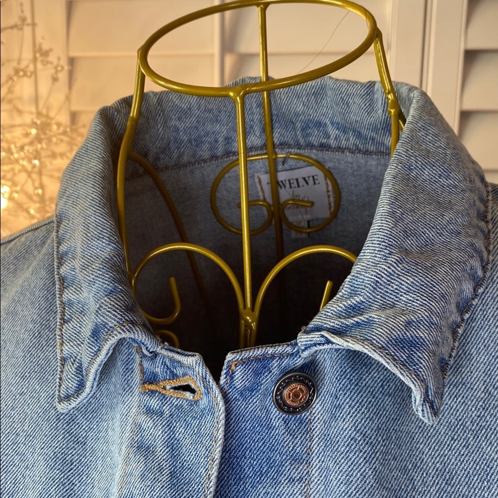 Cropped Ruffle-Trim Distressed Denim Jacket - Picture 3 of 6